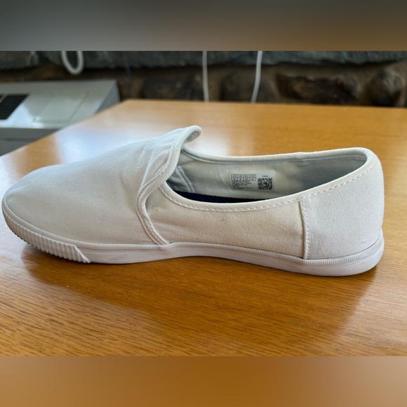 Toms White Canvas Slip Ons. Size-10. Comes with Dust bag.  Worn 2 or 3 times. - Picture 8 of 15